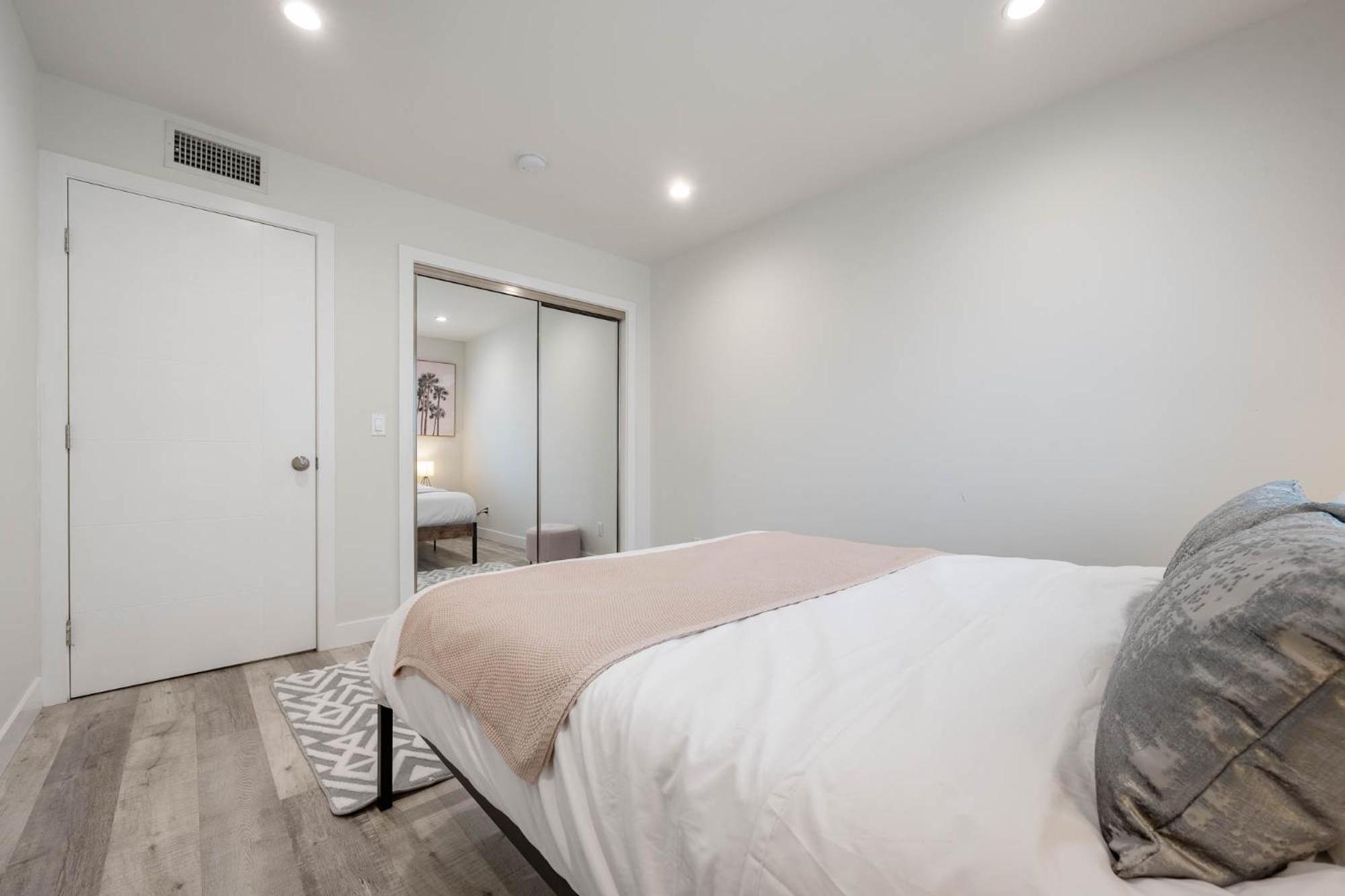 Modern Noho Gem 5ms 4rm Universal * Los Angeles